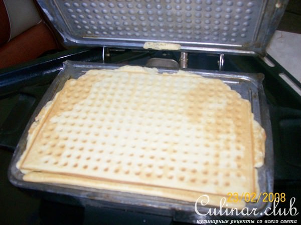 Вафли с фруктами и взбитыми сливками