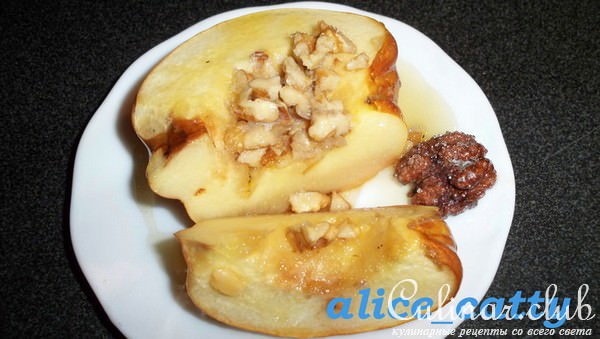 Айва запеченная с медом и орехами