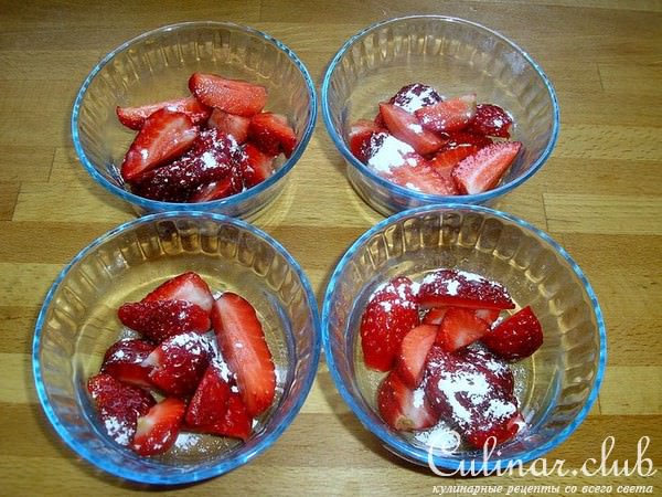 Десерт с клубникой