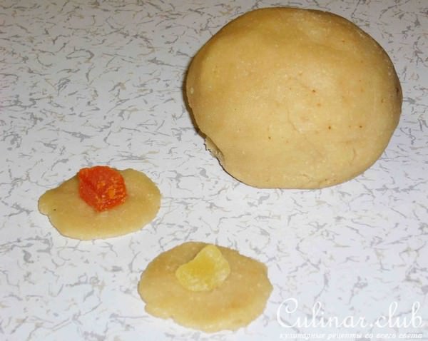 Марципановые конфетки с цукатами