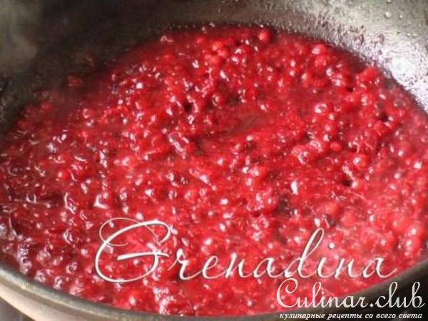 Бри с брусничным соусом