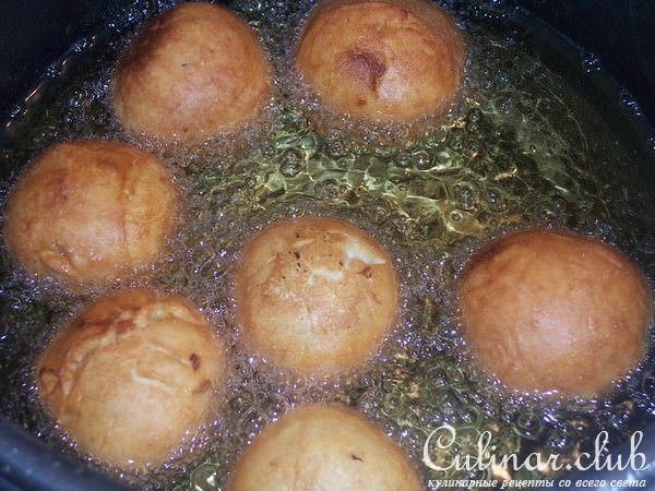 Крапфен с вишней в шоколаде.