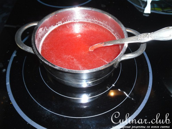 Десерт из черничного мусса с бисквитной крошкой и шоколадом "Сокровища Черной Башни"