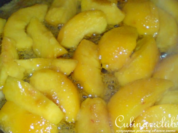 Десерт из Маскарпоне и фламбированных нектаринов