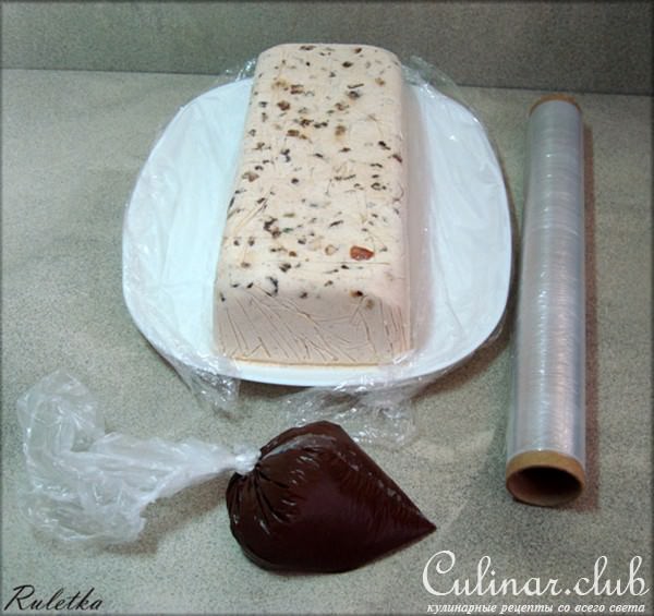 Ореховое мороженое с каплями шоколада и цукатами "Чарующая сказка Шехрезады". 