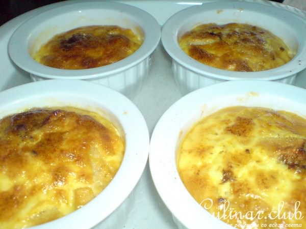 Десерт с яблоками и карамелью