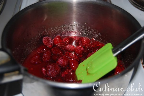 Новогодние меренги с малиновым соусом и ежевикой