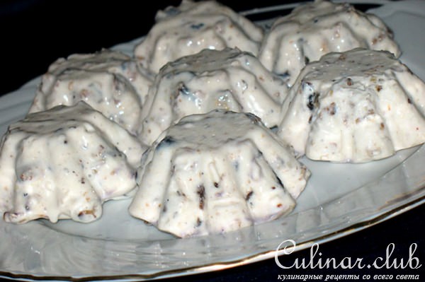 Десерт из греческого йогурта с черносливом и орехами