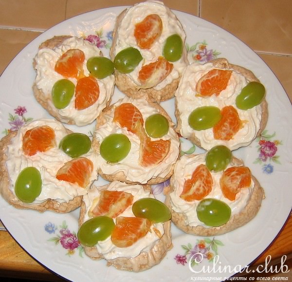 Меренги с фруктами