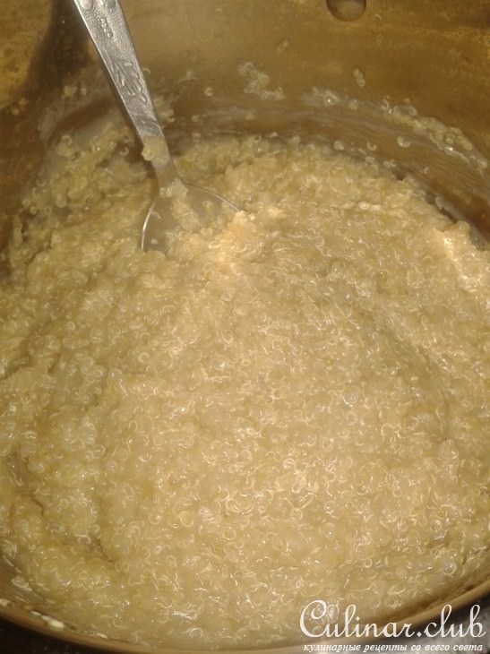 Мусс из киноа на овсяном молоке с фруктами и ягодами