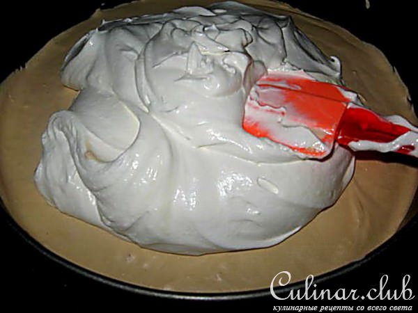 Сливочный торт-мороженое на ореховой подушке.