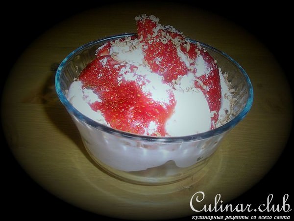 Десерт с клубникой