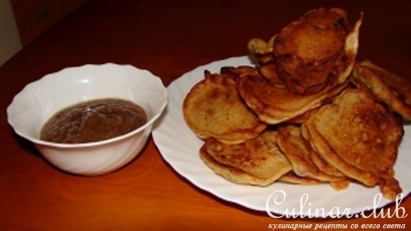 Шотландские оладьи с соусом из изюма 