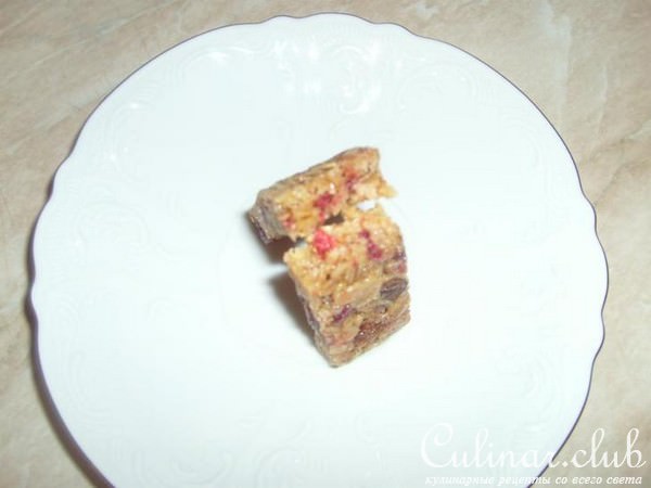 Овсяный десерт с сухими ягодами и изюмом