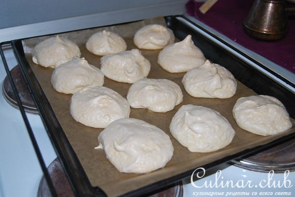 Новогодние меренги с малиновым соусом и ежевикой