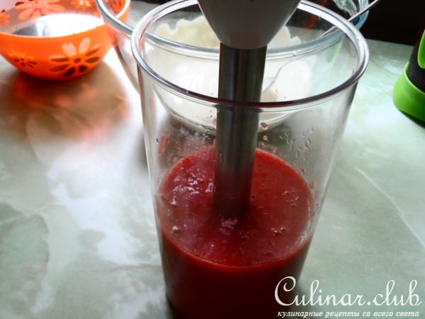 Суфле из сметаны,клубники и чернослива.
