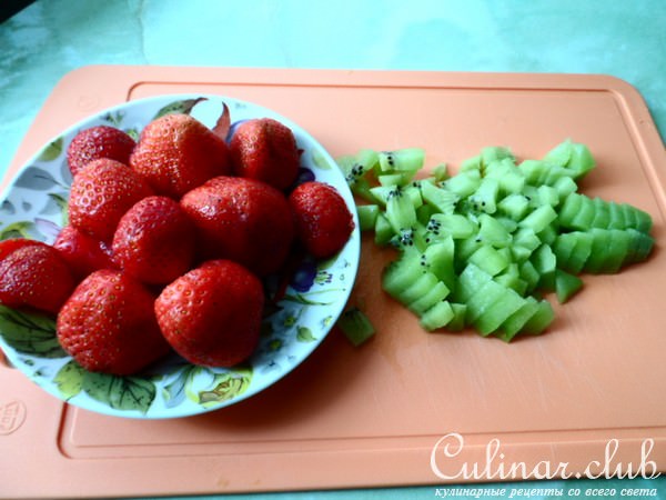 Десерт с зефиром,клубникой и киви.