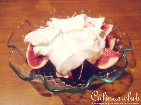 Инжир в сметане с орехами