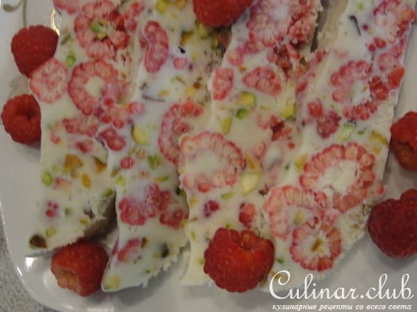 Мороженное с малиной и фисташками