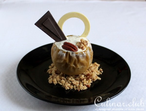 Печеное яблоко с голубым сыром и крамблом из ореха пекан
