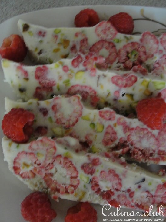 Мороженное с малиной и фисташками