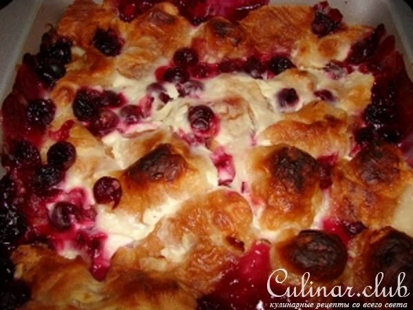 Вишнёвая запеканка с круассанами