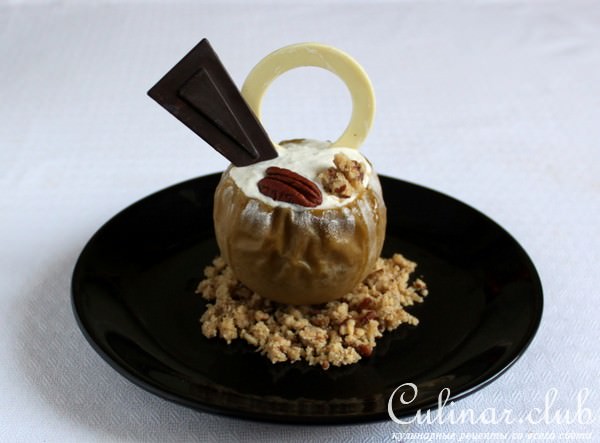 Печеное яблоко с голубым сыром и крамблом из ореха пекан