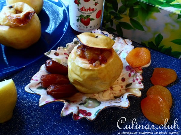 Яблочки запечёные с сухофруктами и клубничным конфитюром.