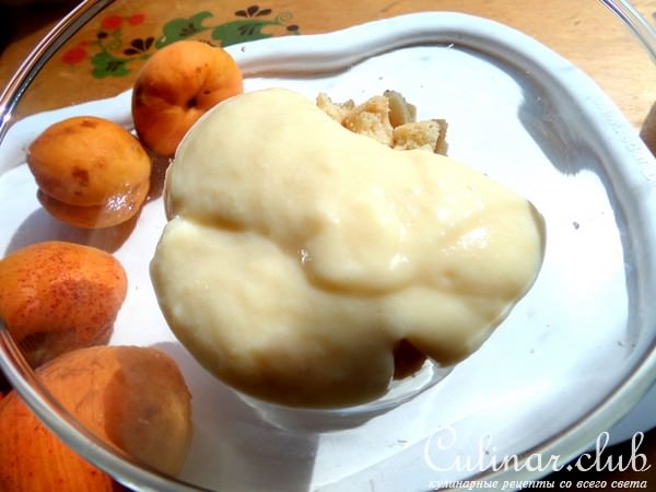 Десерт с абрикосами и яичным кремом