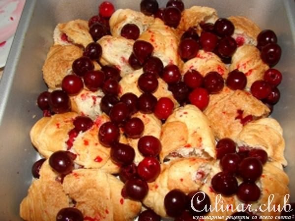 Вишнёвая запеканка с круассанами