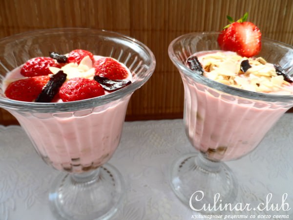 Суфле из сметаны,клубники и чернослива.