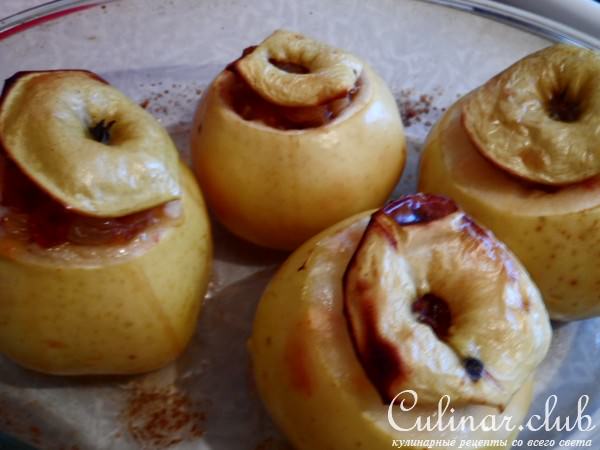 Яблочки запечёные с сухофруктами и клубничным конфитюром.