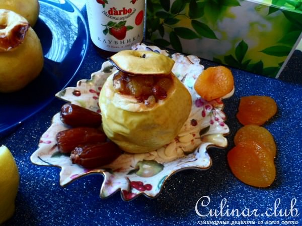 Яблочки запечёные с сухофруктами и клубничным конфитюром.