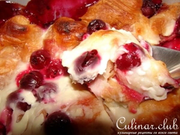 Вишнёвая запеканка с круассанами