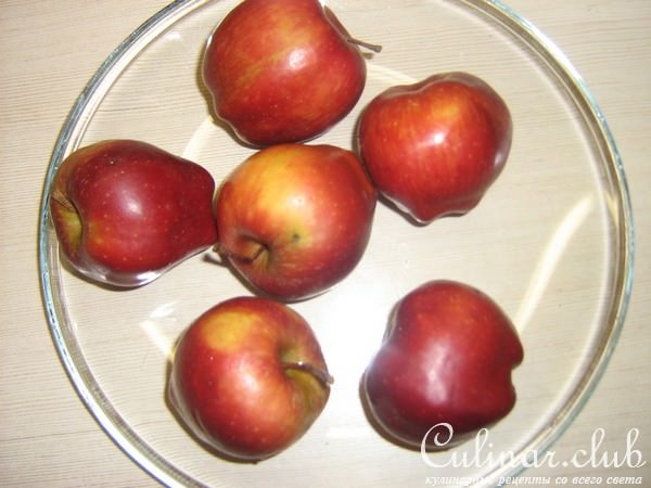 Яблоки на палочках в карамели