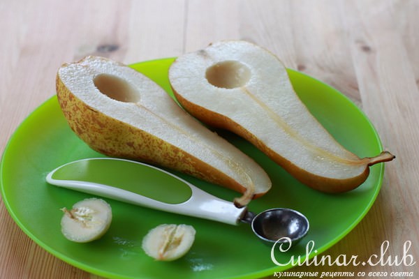 Теплые груши с медом, корицей и ягодным конфитюром