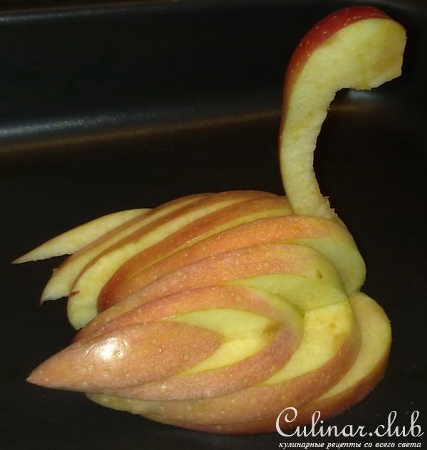 Лебедь из яблока