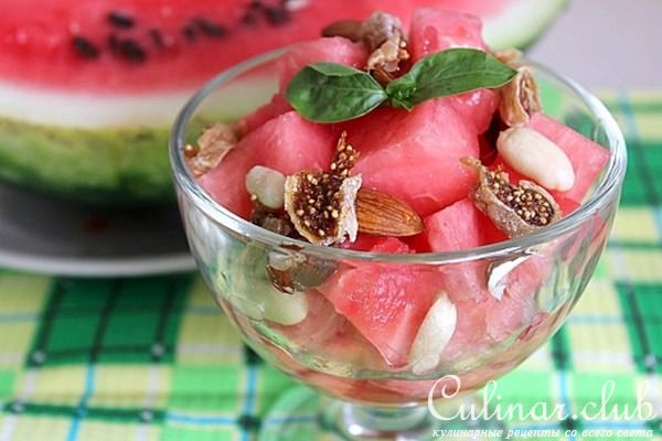 Десерт из арбуза с орешками и инжиром