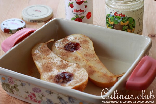 Теплые груши с медом, корицей и ягодным конфитюром