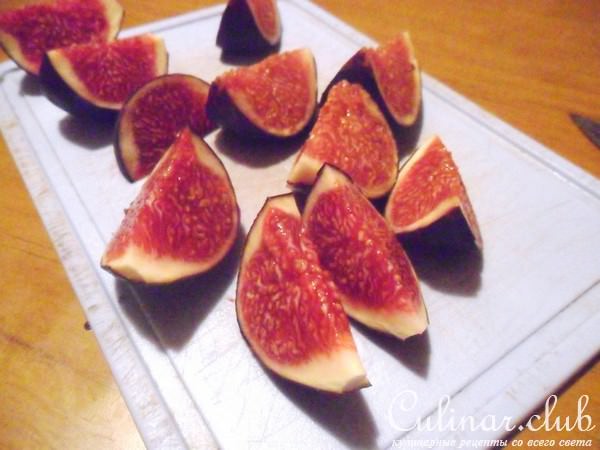 Инжир в сметане с орехами