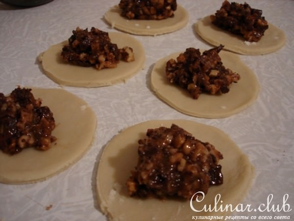 Равиоли с шоколадом, абрикосовым конфитюром и грецкими орехами.