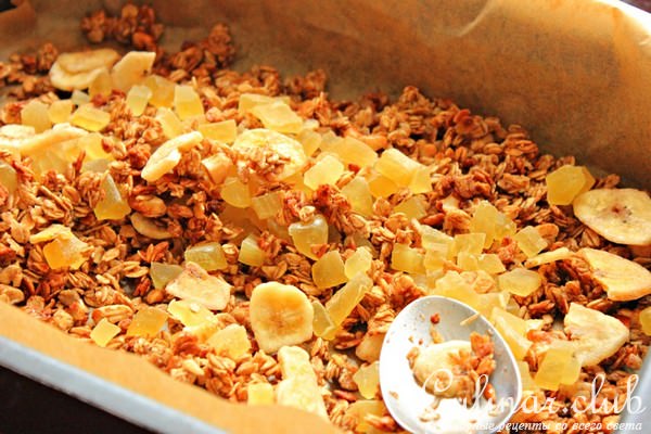 Завтрак с облегченной домашней гранолой и дынными шариками