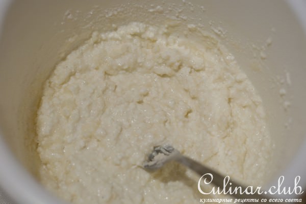 Творожная запеканка со сливами и яблоками