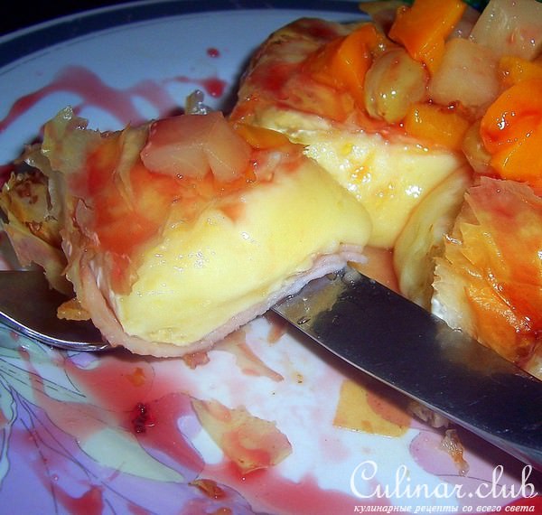 Запеченый сыр brie с ветчиной, и фруктами