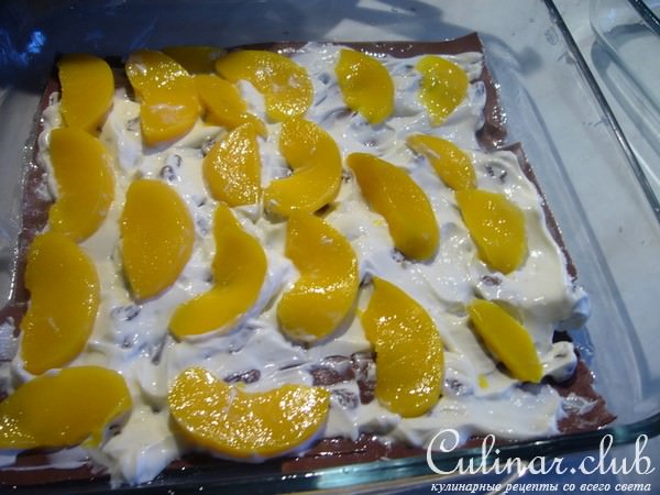 Шоколадная лазанья с творогом и персиками