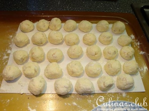 Сырные шарики с айвой в маковом соусе