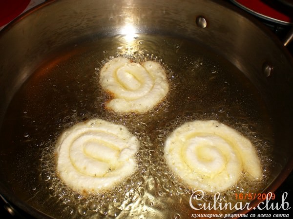 Творожные завитушки с соусом из черной смородины(вариант подачи)