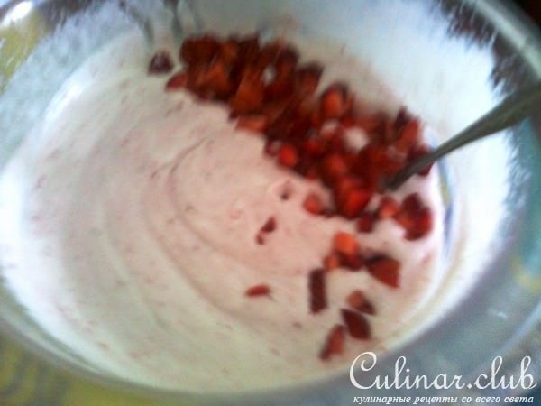 Вареники с шоколадным сыром и клубничным соусом