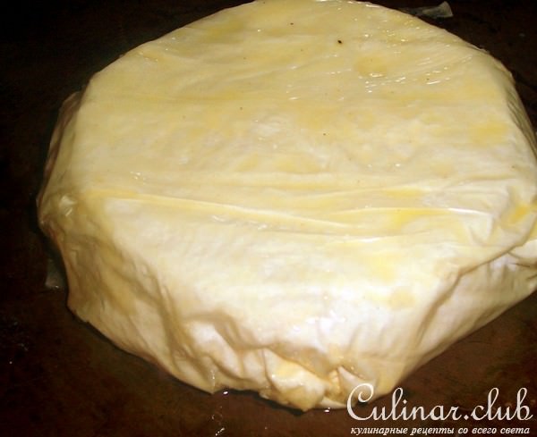 Запеченый сыр brie с ветчиной, и фруктами