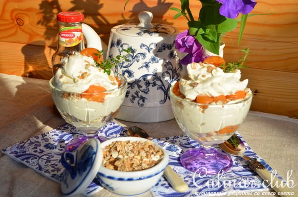 Мусс из козьего сыра с курагой и мюсли